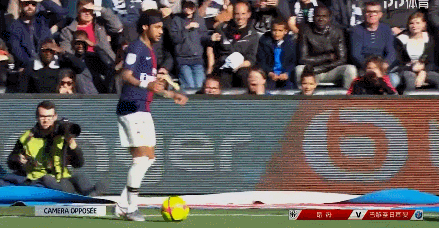 记者：诺坎普保安看到梅西后非常惊讶，当即就放他进去了（记者称：诺坎普保安认出梅西惊讶不已，立刻放行）