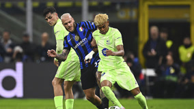 梅西路过回家，重返巴萨诺坎普球场。1800w点赞。