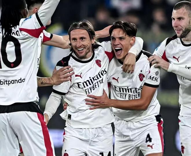 北京国安队获足协杯赛冠军，贺信来了！（北京国安问鼎足协杯，贺信送达！）