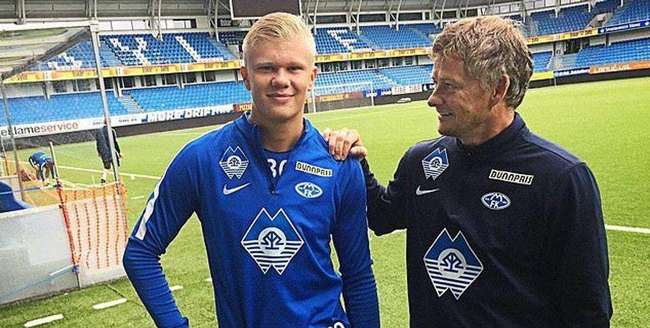 前锋单场双响，全场瞩目