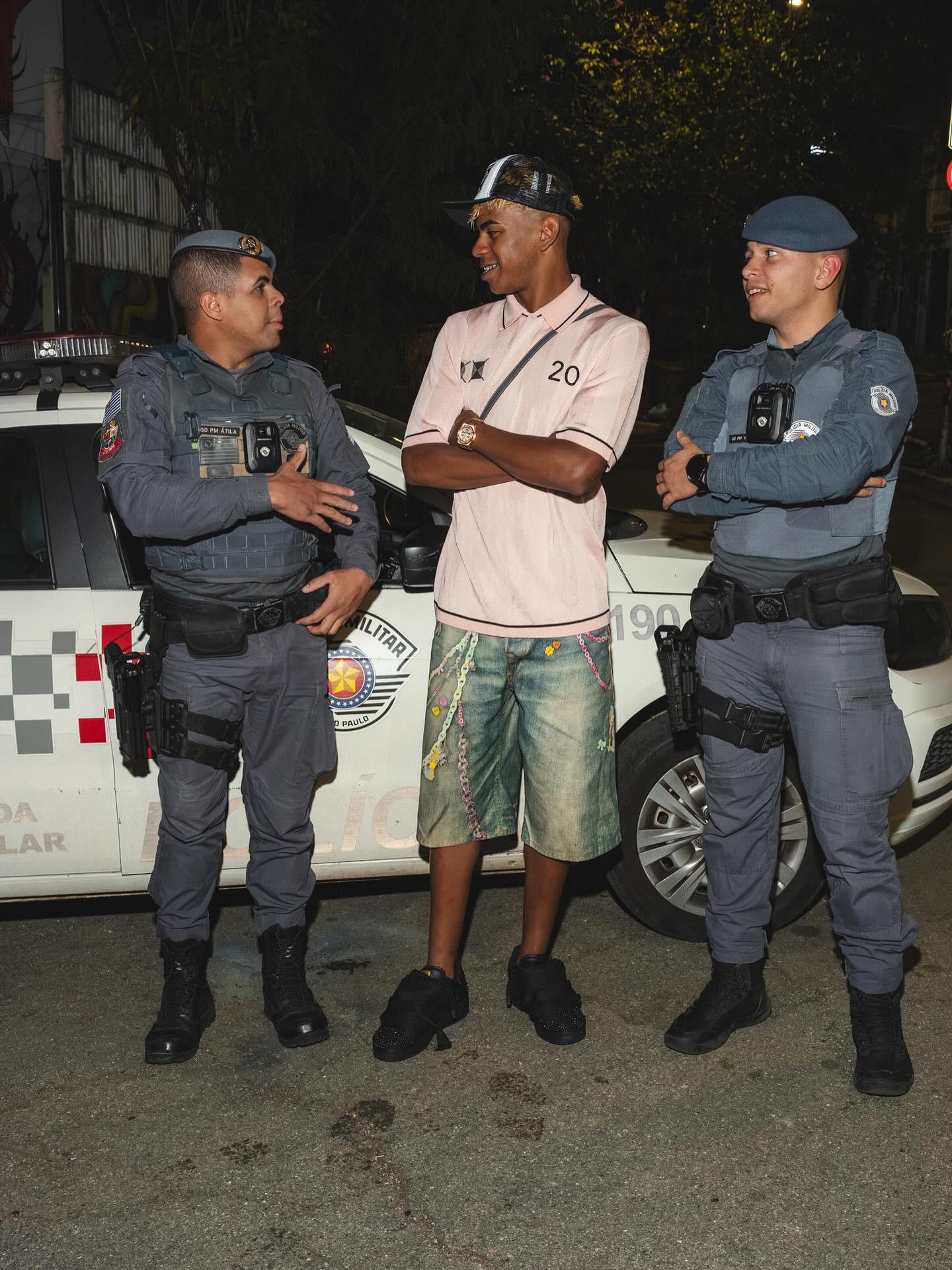 明年海港真不一定拿冠！毕竟连续4年拿第一很少 重要是申花没亚冠（海港明年未必赢冠：四连冠罕见，更关键申花无亚冠压力）