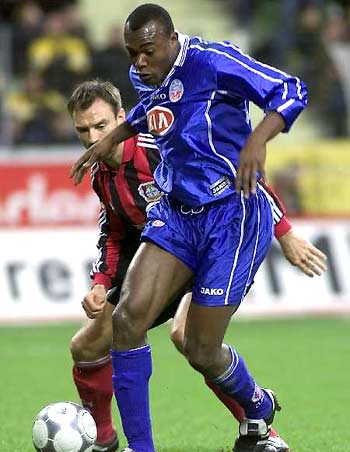 德甲战报：基尼洛斯1射1传，奥格斯堡2-0战胜勒沃库森（德甲：基尼洛斯传射建功，奥格斯堡2-0击败勒沃库森）