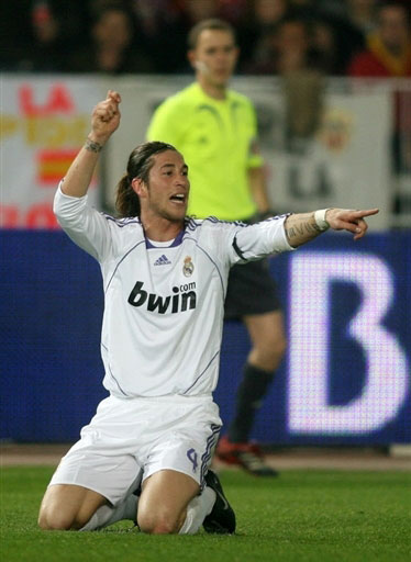 34天只赢1场！阿隆索致敬滕哈赫：都怪裁判，我们走在正确的路上（34天仅一胜！阿隆索致敬滕哈赫：责任在裁判，方向没错）