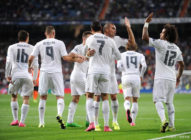 记者：丹·伯恩在德比战中肋骨受伤呼吸困难，已被救护车送医（德比战中丹·伯恩肋部受伤出现呼吸困难 已由救护车送医）