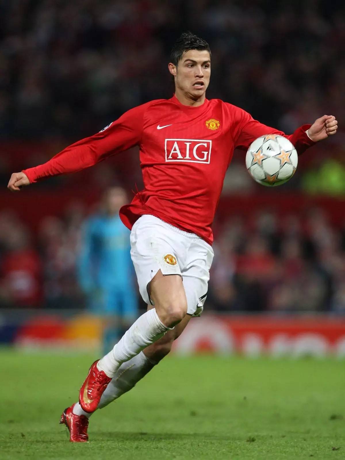 B费双响导演4-1大胜！曼联客场血洗垫底狼队，强势杀回前六（B费梅开二度导演4-1大捷！曼联客场横扫榜尾狼队，强势重返前六）