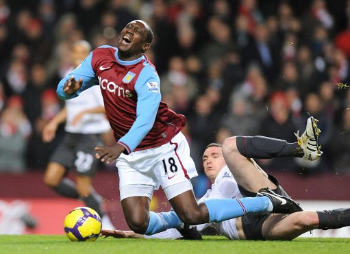 国安球员列队欢迎两位久违强援入队，中超金靴意外领衔，值得期待（国安全队列队迎两大强援回归，中超金靴压阵，前景可期）