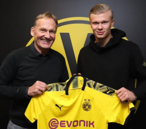 足球断球的最佳时机是什么？（足球比赛中，何时出脚抢断最恰当？）