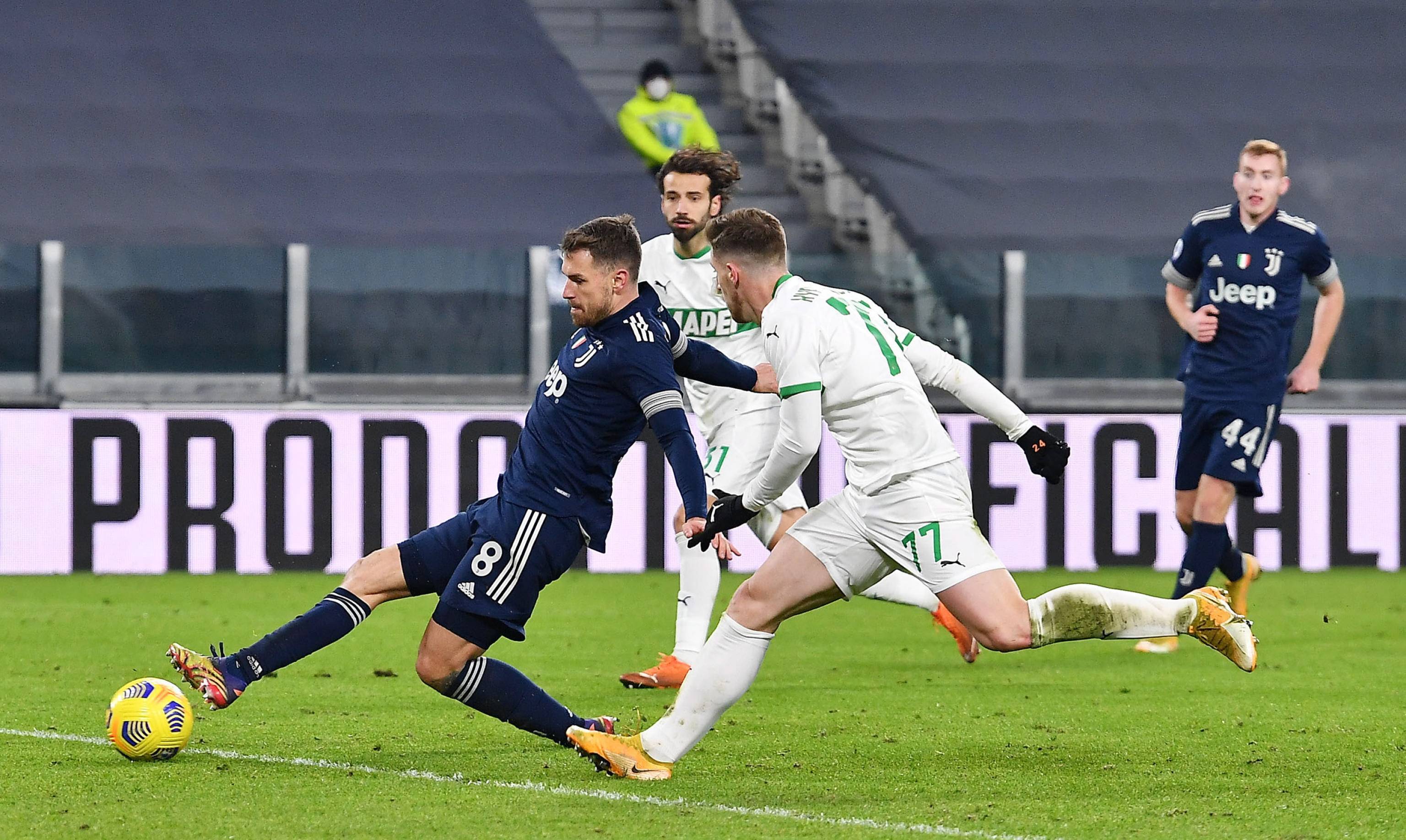 NBA：湖人险胜火箭 詹姆斯砍下35分（詹姆斯轰35分助湖人惊险击败火箭）