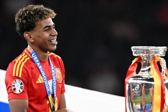 詹姆斯助攻队友完成精彩扣篮（詹姆斯妙传助队友上演精彩暴扣）