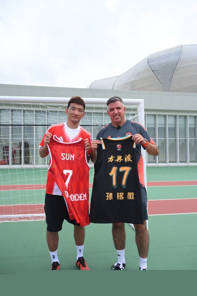 K联赛球队浦项铁人官方社媒账号发布公告称，球队中...