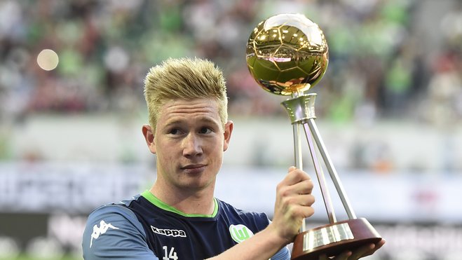 保安大爷中场硬核加入拉拉队，全场尖叫炸了！（中场惊喜！保安大爷硬核加入啦啦队，全场尖叫沸腾）